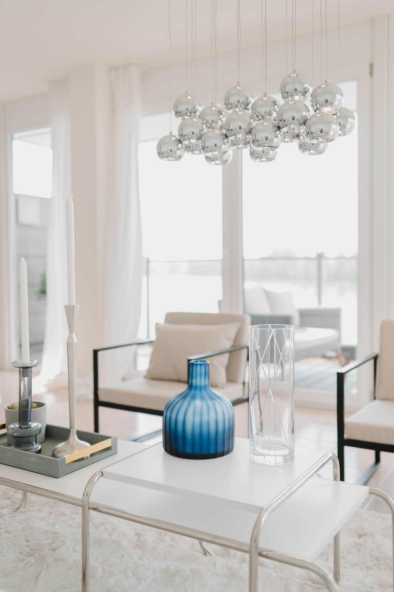 Lisa Treusch Businessfotografin Mainz Immobilienfotografie Home-Staging weißer Sessel in einem weissen Raum mit weissen Kerzen und weißen Vorhängen
